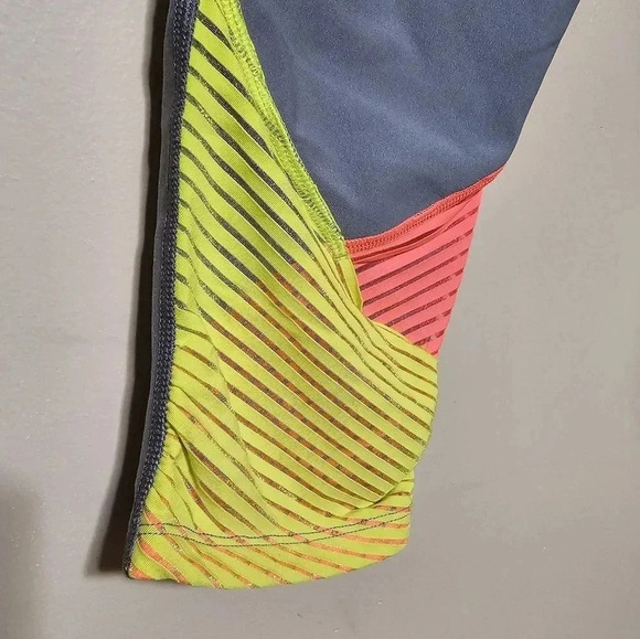 Nike Ten Less Plastic Bottles Capri Pants Womens Size Medium Athletic Activewear - Picture 3 of 7